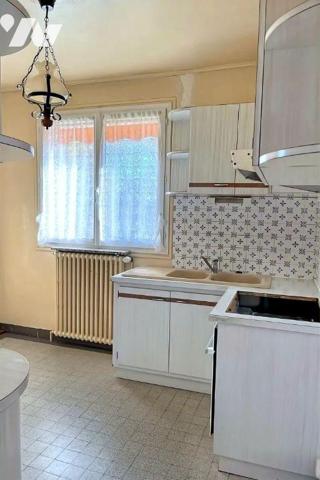 A VENDRE à AVALLON (89200), dans un quartier pavillonnaire, proche de commerces, d'une école et...