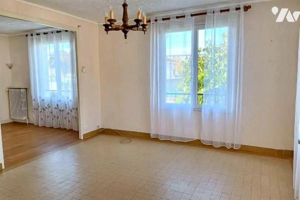 A VENDRE à AVALLON (89200), dans un quartier pavillonnaire, proche de commerces, d'une école et...