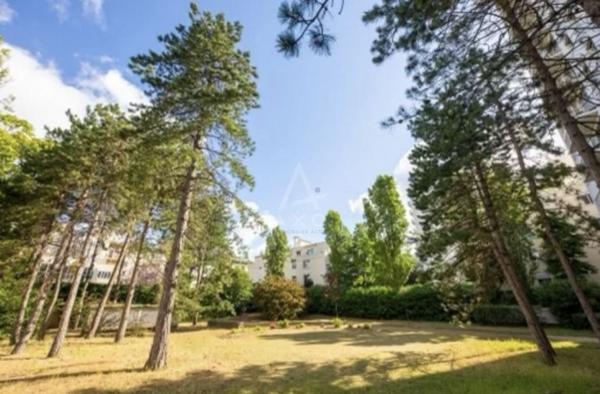 Boulogne Billancourt . Duplex de 339m² / 7 chambres, terrasse, double Parking. Profession Libérale possible