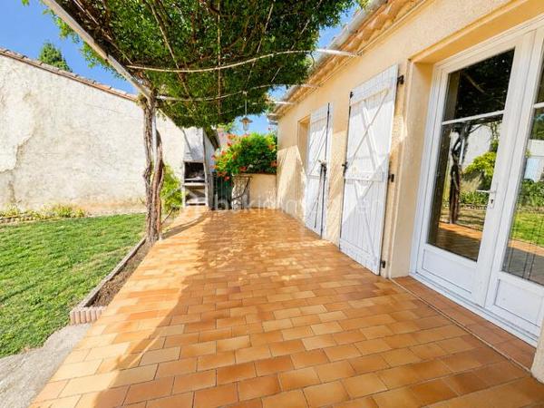 Coup de cœur – Maison de plain-pied rénovée avec piscine et grand terrain ✨

À découvrir sans tarder : cette belle maison de village de plain-pied, entièrement rénovée, allie confort, luminosité et beaux volumes.
Elle offre 160 m² habitables comprenant une spacieuse pièce de vie avec cheminée à insert, une cuisine intégrée, 4 chambres, une salle d’eau, un dressing, un WC indépendant et une véranda d’environ 17 m² donnant sur deux  belles terrasses carrelées sans vis à vis.

À l’extérieur, vous profiterez d’un terrain clos et arboré de 2 250 m², d’une piscine couverte, d’une cuisine d’été, d’un puits, d’un jardin, d’un poulailler ainsi que de nombreux espaces de stationnement. Les dépendances constituent un véritable atout : 2 hangars, une cave et un vaste sous-sol d’environ 100 m², idéal pour un atelier, du stockage ou un projet professionnel.
Les + :
✔ Maison entièrement rénovée
✔ Très lumineuse
✔ Plain-pied
✔ Piscine couverte et mini bassin
✔ Grand terrain clos
✔ Nombreuses dépendances
✔ Aucun travaux à prévoir

Une maison idéale pour une famille, un projet de chambres d'hotes, ou pour ceux qui recherchent espace, confort et tranquillité.