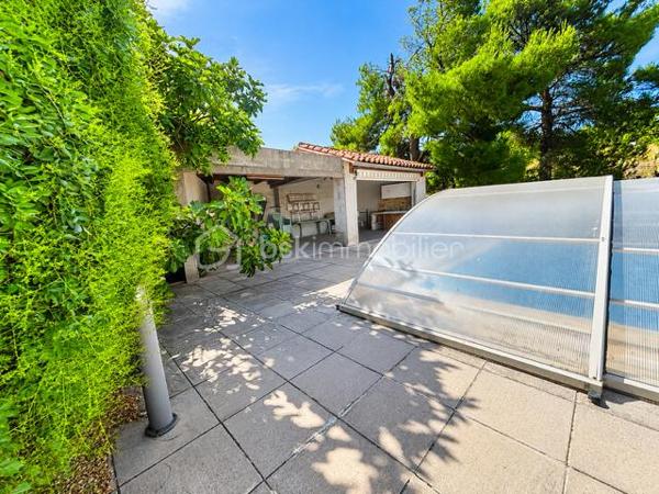 Coup de cœur – Maison de plain-pied rénovée avec piscine et grand terrain ✨

À découvrir sans tarder : cette belle maison de village de plain-pied, entièrement rénovée, allie confort, luminosité et beaux volumes.
Elle offre 160 m² habitables comprenant une spacieuse pièce de vie avec cheminée à insert, une cuisine intégrée, 4 chambres, une salle d’eau, un dressing, un WC indépendant et une véranda d’environ 17 m² donnant sur deux  belles terrasses carrelées sans vis à vis.

À l’extérieur, vous profiterez d’un terrain clos et arboré de 2 250 m², d’une piscine couverte, d’une cuisine d’été, d’un puits, d’un jardin, d’un poulailler ainsi que de nombreux espaces de stationnement. Les dépendances constituent un véritable atout : 2 hangars, une cave et un vaste sous-sol d’environ 100 m², idéal pour un atelier, du stockage ou un projet professionnel.
Les + :
✔ Maison entièrement rénovée
✔ Très lumineuse
✔ Plain-pied
✔ Piscine couverte et mini bassin
✔ Grand terrain clos
✔ Nombreuses dépendances
✔ Aucun travaux à prévoir

Une maison idéale pour une famille, un projet de chambres d'hotes, ou pour ceux qui recherchent espace, confort et tranquillité.