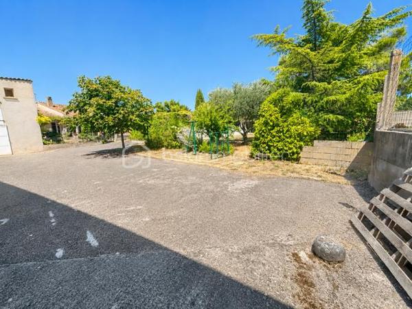 Coup de cœur – Maison de plain-pied rénovée avec piscine et grand terrain ✨

À découvrir sans tarder : cette belle maison de village de plain-pied, entièrement rénovée, allie confort, luminosité et beaux volumes.
Elle offre 160 m² habitables comprenant une spacieuse pièce de vie avec cheminée à insert, une cuisine intégrée, 4 chambres, une salle d’eau, un dressing, un WC indépendant et une véranda d’environ 17 m² donnant sur deux  belles terrasses carrelées sans vis à vis.

À l’extérieur, vous profiterez d’un terrain clos et arboré de 2 250 m², d’une piscine couverte, d’une cuisine d’été, d’un puits, d’un jardin, d’un poulailler ainsi que de nombreux espaces de stationnement. Les dépendances constituent un véritable atout : 2 hangars, une cave et un vaste sous-sol d’environ 100 m², idéal pour un atelier, du stockage ou un projet professionnel.
Les + :
✔ Maison entièrement rénovée
✔ Très lumineuse
✔ Plain-pied
✔ Piscine couverte et mini bassin
✔ Grand terrain clos
✔ Nombreuses dépendances
✔ Aucun travaux à prévoir

Une maison idéale pour une famille, un projet de chambres d'hotes, ou pour ceux qui recherchent espace, confort et tranquillité.