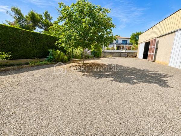 Coup de cœur – Maison de plain-pied rénovée avec piscine et grand terrain ✨

À découvrir sans tarder : cette belle maison de village de plain-pied, entièrement rénovée, allie confort, luminosité et beaux volumes.
Elle offre 160 m² habitables comprenant une spacieuse pièce de vie avec cheminée à insert, une cuisine intégrée, 4 chambres, une salle d’eau, un dressing, un WC indépendant et une véranda d’environ 17 m² donnant sur deux  belles terrasses carrelées sans vis à vis.

À l’extérieur, vous profiterez d’un terrain clos et arboré de 2 250 m², d’une piscine couverte, d’une cuisine d’été, d’un puits, d’un jardin, d’un poulailler ainsi que de nombreux espaces de stationnement. Les dépendances constituent un véritable atout : 2 hangars, une cave et un vaste sous-sol d’environ 100 m², idéal pour un atelier, du stockage ou un projet professionnel.
Les + :
✔ Maison entièrement rénovée
✔ Très lumineuse
✔ Plain-pied
✔ Piscine couverte et mini bassin
✔ Grand terrain clos
✔ Nombreuses dépendances
✔ Aucun travaux à prévoir

Une maison idéale pour une famille, un projet de chambres d'hotes, ou pour ceux qui recherchent espace, confort et tranquillité.