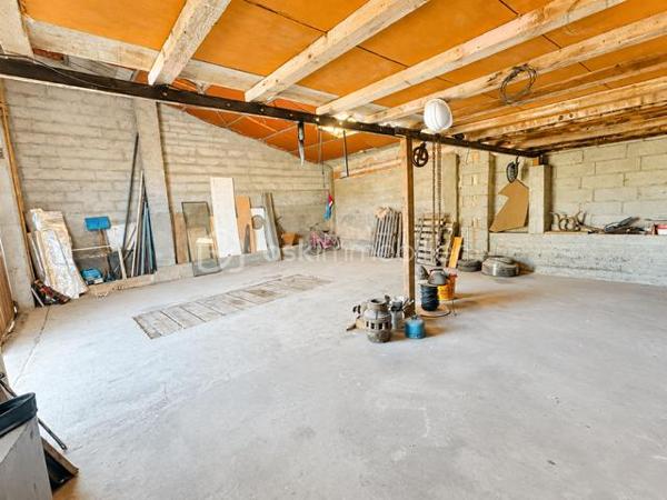 Coup de cœur – Maison de plain-pied rénovée avec piscine et grand terrain ✨

À découvrir sans tarder : cette belle maison de village de plain-pied, entièrement rénovée, allie confort, luminosité et beaux volumes.
Elle offre 160 m² habitables comprenant une spacieuse pièce de vie avec cheminée à insert, une cuisine intégrée, 4 chambres, une salle d’eau, un dressing, un WC indépendant et une véranda d’environ 17 m² donnant sur deux  belles terrasses carrelées sans vis à vis.

À l’extérieur, vous profiterez d’un terrain clos et arboré de 2 250 m², d’une piscine couverte, d’une cuisine d’été, d’un puits, d’un jardin, d’un poulailler ainsi que de nombreux espaces de stationnement. Les dépendances constituent un véritable atout : 2 hangars, une cave et un vaste sous-sol d’environ 100 m², idéal pour un atelier, du stockage ou un projet professionnel.
Les + :
✔ Maison entièrement rénovée
✔ Très lumineuse
✔ Plain-pied
✔ Piscine couverte et mini bassin
✔ Grand terrain clos
✔ Nombreuses dépendances
✔ Aucun travaux à prévoir

Une maison idéale pour une famille, un projet de chambres d'hotes, ou pour ceux qui recherchent espace, confort et tranquillité.