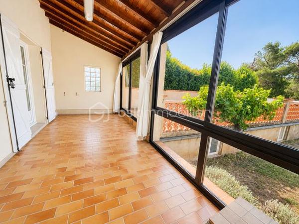 Coup de cœur – Maison de plain-pied rénovée avec piscine et grand terrain ✨

À découvrir sans tarder : cette belle maison de village de plain-pied, entièrement rénovée, allie confort, luminosité et beaux volumes.
Elle offre 160 m² habitables comprenant une spacieuse pièce de vie avec cheminée à insert, une cuisine intégrée, 4 chambres, une salle d’eau, un dressing, un WC indépendant et une véranda d’environ 17 m² donnant sur deux  belles terrasses carrelées sans vis à vis.

À l’extérieur, vous profiterez d’un terrain clos et arboré de 2 250 m², d’une piscine couverte, d’une cuisine d’été, d’un puits, d’un jardin, d’un poulailler ainsi que de nombreux espaces de stationnement. Les dépendances constituent un véritable atout : 2 hangars, une cave et un vaste sous-sol d’environ 100 m², idéal pour un atelier, du stockage ou un projet professionnel.
Les + :
✔ Maison entièrement rénovée
✔ Très lumineuse
✔ Plain-pied
✔ Piscine couverte et mini bassin
✔ Grand terrain clos
✔ Nombreuses dépendances
✔ Aucun travaux à prévoir

Une maison idéale pour une famille, un projet de chambres d'hotes, ou pour ceux qui recherchent espace, confort et tranquillité.