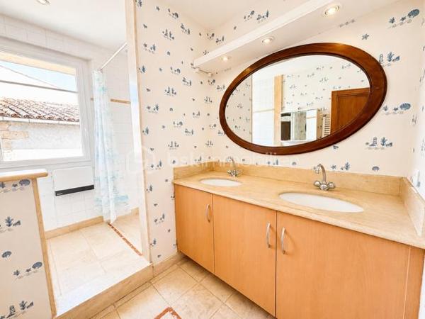 Coup de cœur – Maison de plain-pied rénovée avec piscine et grand terrain ✨

À découvrir sans tarder : cette belle maison de village de plain-pied, entièrement rénovée, allie confort, luminosité et beaux volumes.
Elle offre 160 m² habitables comprenant une spacieuse pièce de vie avec cheminée à insert, une cuisine intégrée, 4 chambres, une salle d’eau, un dressing, un WC indépendant et une véranda d’environ 17 m² donnant sur deux  belles terrasses carrelées sans vis à vis.

À l’extérieur, vous profiterez d’un terrain clos et arboré de 2 250 m², d’une piscine couverte, d’une cuisine d’été, d’un puits, d’un jardin, d’un poulailler ainsi que de nombreux espaces de stationnement. Les dépendances constituent un véritable atout : 2 hangars, une cave et un vaste sous-sol d’environ 100 m², idéal pour un atelier, du stockage ou un projet professionnel.
Les + :
✔ Maison entièrement rénovée
✔ Très lumineuse
✔ Plain-pied
✔ Piscine couverte et mini bassin
✔ Grand terrain clos
✔ Nombreuses dépendances
✔ Aucun travaux à prévoir

Une maison idéale pour une famille, un projet de chambres d'hotes, ou pour ceux qui recherchent espace, confort et tranquillité.