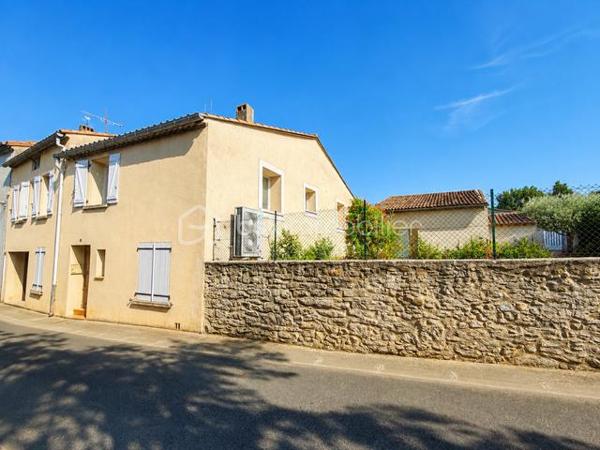 Coup de cœur – Maison de plain-pied rénovée avec piscine et grand terrain ✨

À découvrir sans tarder : cette belle maison de village de plain-pied, entièrement rénovée, allie confort, luminosité et beaux volumes.
Elle offre 160 m² habitables comprenant une spacieuse pièce de vie avec cheminée à insert, une cuisine intégrée, 4 chambres, une salle d’eau, un dressing, un WC indépendant et une véranda d’environ 17 m² donnant sur deux  belles terrasses carrelées sans vis à vis.

À l’extérieur, vous profiterez d’un terrain clos et arboré de 2 250 m², d’une piscine couverte, d’une cuisine d’été, d’un puits, d’un jardin, d’un poulailler ainsi que de nombreux espaces de stationnement. Les dépendances constituent un véritable atout : 2 hangars, une cave et un vaste sous-sol d’environ 100 m², idéal pour un atelier, du stockage ou un projet professionnel.
Les + :
✔ Maison entièrement rénovée
✔ Très lumineuse
✔ Plain-pied
✔ Piscine couverte et mini bassin
✔ Grand terrain clos
✔ Nombreuses dépendances
✔ Aucun travaux à prévoir

Une maison idéale pour une famille, un projet de chambres d'hotes, ou pour ceux qui recherchent espace, confort et tranquillité.
