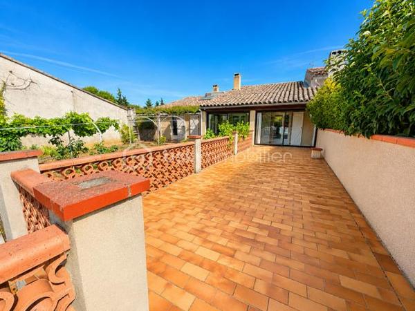 Coup de cœur – Maison de plain-pied rénovée avec piscine et grand terrain ✨

À découvrir sans tarder : cette belle maison de village de plain-pied, entièrement rénovée, allie confort, luminosité et beaux volumes.
Elle offre 160 m² habitables comprenant une spacieuse pièce de vie avec cheminée à insert, une cuisine intégrée, 4 chambres, une salle d’eau, un dressing, un WC indépendant et une véranda d’environ 17 m² donnant sur deux  belles terrasses carrelées sans vis à vis.

À l’extérieur, vous profiterez d’un terrain clos et arboré de 2 250 m², d’une piscine couverte, d’une cuisine d’été, d’un puits, d’un jardin, d’un poulailler ainsi que de nombreux espaces de stationnement. Les dépendances constituent un véritable atout : 2 hangars, une cave et un vaste sous-sol d’environ 100 m², idéal pour un atelier, du stockage ou un projet professionnel.
Les + :
✔ Maison entièrement rénovée
✔ Très lumineuse
✔ Plain-pied
✔ Piscine couverte et mini bassin
✔ Grand terrain clos
✔ Nombreuses dépendances
✔ Aucun travaux à prévoir

Une maison idéale pour une famille, un projet de chambres d'hotes, ou pour ceux qui recherchent espace, confort et tranquillité.