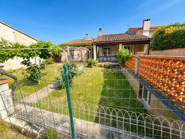 Coup de cœur – Maison de plain-pied rénovée avec piscine et grand terrain ✨

À découvrir sans tarder : cette belle maison de village de plain-pied, entièrement rénovée, allie confort, luminosité et beaux volumes.
Elle offre 160 m² habitables comprenant une spacieuse pièce de vie avec cheminée à insert, une cuisine intégrée, 4 chambres, une salle d’eau, un dressing, un WC indépendant et une véranda d’environ 17 m² donnant sur deux  belles terrasses carrelées sans vis à vis.

À l’extérieur, vous profiterez d’un terrain clos et arboré de 2 250 m², d’une piscine couverte, d’une cuisine d’été, d’un puits, d’un jardin, d’un poulailler ainsi que de nombreux espaces de stationnement. Les dépendances constituent un véritable atout : 2 hangars, une cave et un vaste sous-sol d’environ 100 m², idéal pour un atelier, du stockage ou un projet professionnel.
Les + :
✔ Maison entièrement rénovée
✔ Très lumineuse
✔ Plain-pied
✔ Piscine couverte et mini bassin
✔ Grand terrain clos
✔ Nombreuses dépendances
✔ Aucun travaux à prévoir

Une maison idéale pour une famille, un projet de chambres d'hotes, ou pour ceux qui recherchent espace, confort et tranquillité.