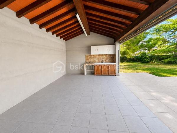 Coup de cœur – Maison de plain-pied rénovée avec piscine et grand terrain ✨

À découvrir sans tarder : cette belle maison de village de plain-pied, entièrement rénovée, allie confort, luminosité et beaux volumes.
Elle offre 160 m² habitables comprenant une spacieuse pièce de vie avec cheminée à insert, une cuisine intégrée, 4 chambres, une salle d’eau, un dressing, un WC indépendant et une véranda d’environ 17 m² donnant sur deux  belles terrasses carrelées sans vis à vis.

À l’extérieur, vous profiterez d’un terrain clos et arboré de 2 250 m², d’une piscine couverte, d’une cuisine d’été, d’un puits, d’un jardin, d’un poulailler ainsi que de nombreux espaces de stationnement. Les dépendances constituent un véritable atout : 2 hangars, une cave et un vaste sous-sol d’environ 100 m², idéal pour un atelier, du stockage ou un projet professionnel.
Les + :
✔ Maison entièrement rénovée
✔ Très lumineuse
✔ Plain-pied
✔ Piscine couverte et mini bassin
✔ Grand terrain clos
✔ Nombreuses dépendances
✔ Aucun travaux à prévoir

Une maison idéale pour une famille, un projet de chambres d'hotes, ou pour ceux qui recherchent espace, confort et tranquillité.