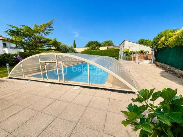 Coup de cœur – Maison de plain-pied rénovée avec piscine et grand terrain ✨

À découvrir sans tarder : cette belle maison de village de plain-pied, entièrement rénovée, allie confort, luminosité et beaux volumes.
Elle offre 160 m² habitables comprenant une spacieuse pièce de vie avec cheminée à insert, une cuisine intégrée, 4 chambres, une salle d’eau, un dressing, un WC indépendant et une véranda d’environ 17 m² donnant sur deux  belles terrasses carrelées sans vis à vis.

À l’extérieur, vous profiterez d’un terrain clos et arboré de 2 250 m², d’une piscine couverte, d’une cuisine d’été, d’un puits, d’un jardin, d’un poulailler ainsi que de nombreux espaces de stationnement. Les dépendances constituent un véritable atout : 2 hangars, une cave et un vaste sous-sol d’environ 100 m², idéal pour un atelier, du stockage ou un projet professionnel.
Les + :
✔ Maison entièrement rénovée
✔ Très lumineuse
✔ Plain-pied
✔ Piscine couverte et mini bassin
✔ Grand terrain clos
✔ Nombreuses dépendances
✔ Aucun travaux à prévoir

Une maison idéale pour une famille, un projet de chambres d'hotes, ou pour ceux qui recherchent espace, confort et tranquillité.