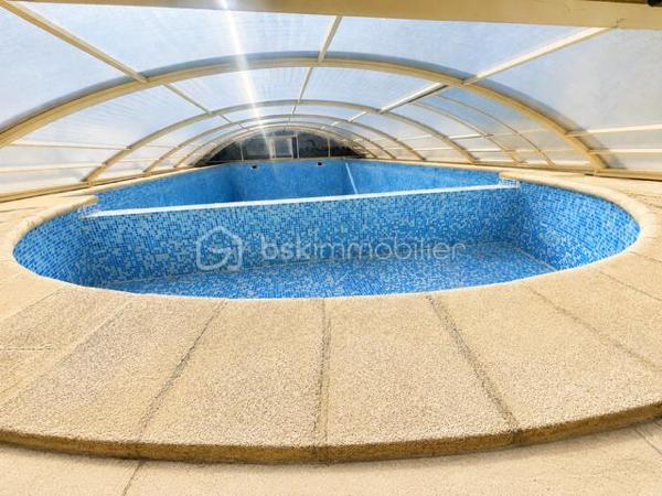 Coup de cœur – Maison de plain-pied rénovée avec piscine et grand terrain ✨

À découvrir sans tarder : cette belle maison de village de plain-pied, entièrement rénovée, allie confort, luminosité et beaux volumes.
Elle offre 160 m² habitables comprenant une spacieuse pièce de vie avec cheminée à insert, une cuisine intégrée, 4 chambres, une salle d’eau, un dressing, un WC indépendant et une véranda d’environ 17 m² donnant sur deux  belles terrasses carrelées sans vis à vis.

À l’extérieur, vous profiterez d’un terrain clos et arboré de 2 250 m², d’une piscine couverte, d’une cuisine d’été, d’un puits, d’un jardin, d’un poulailler ainsi que de nombreux espaces de stationnement. Les dépendances constituent un véritable atout : 2 hangars, une cave et un vaste sous-sol d’environ 100 m², idéal pour un atelier, du stockage ou un projet professionnel.
Les + :
✔ Maison entièrement rénovée
✔ Très lumineuse
✔ Plain-pied
✔ Piscine couverte et mini bassin
✔ Grand terrain clos
✔ Nombreuses dépendances
✔ Aucun travaux à prévoir

Une maison idéale pour une famille, un projet de chambres d'hotes, ou pour ceux qui recherchent espace, confort et tranquillité.