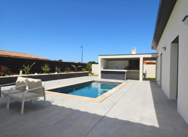 Villa contemporaine de plain pied 125m² sur terrain de 433m² avec piscine et garage