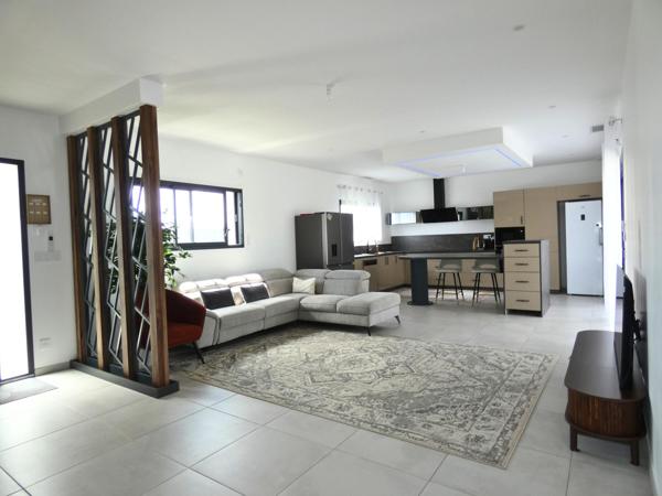 Villa contemporaine de plain pied 125m² sur terrain de 433m² avec piscine et garage