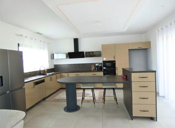 Villa contemporaine de plain pied 125m² sur terrain de 433m² avec piscine et garage