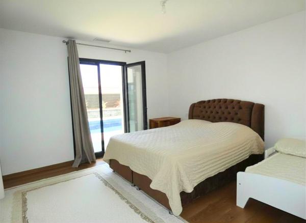 Villa contemporaine de plain pied 125m² sur terrain de 433m² avec piscine et garage