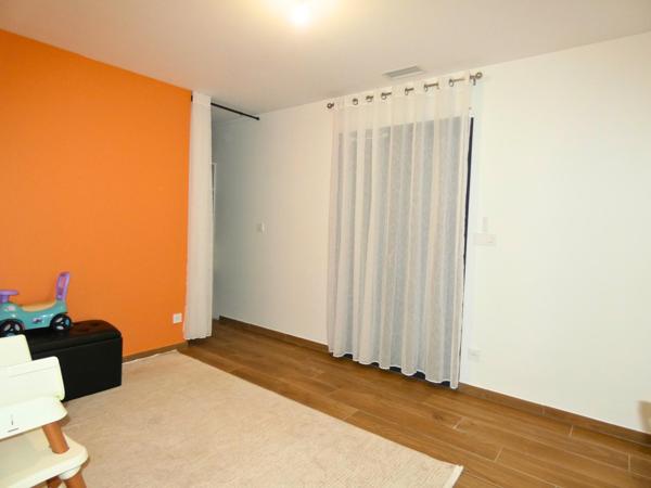 Villa contemporaine de plain pied 125m² sur terrain de 433m² avec piscine et garage