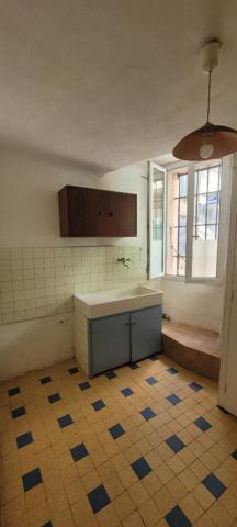 BRIGNOLES - T2 + STUDIO INDEPENDANT - COUR, TERRASSE ET COMBLES