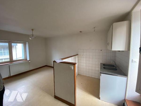 A vendre à Mauriac (CANTAL), une maison de ville, habitable de suite, idéale comme investisseme...