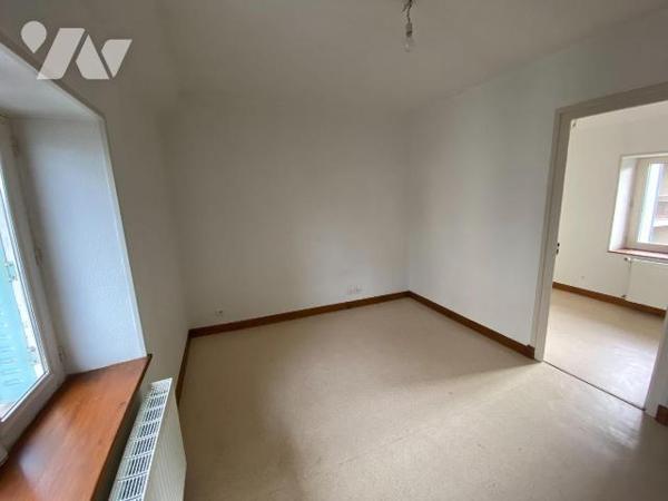 A vendre à Mauriac (CANTAL), une maison de ville, habitable de suite, idéale comme investisseme...