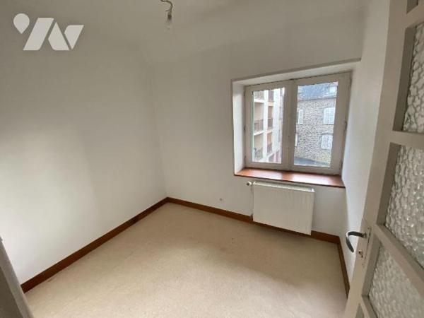 A vendre à Mauriac (CANTAL), une maison de ville, habitable de suite, idéale comme investisseme...