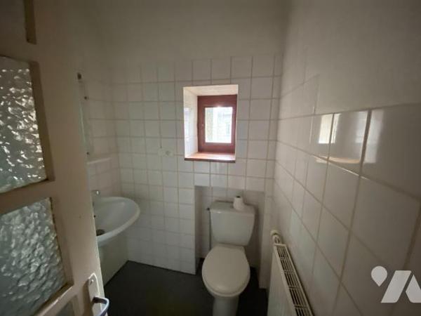 A vendre à Mauriac (CANTAL), une maison de ville, habitable de suite, idéale comme investisseme...