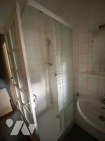 A vendre à Mauriac (CANTAL), une maison de ville, habitable de suite, idéale comme investisseme...