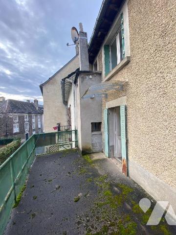 A vendre à Mauriac (CANTAL), une maison de ville, habitable de suite, idéale comme investisseme...