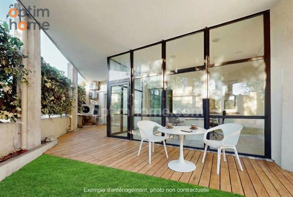 Bureau-local : salle de réunion, salle d'attente et 2 bureaux, cave, 1 studio, parkings privatif, terrasse