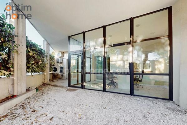 Bureau-local : salle de réunion, salle d'attente et 2 bureaux, cave, 1 studio, parkings privatif, terrasse