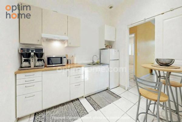 Bureau-local : salle de réunion, salle d'attente et 2 bureaux, cave, 1 studio, parkings privatif, terrasse