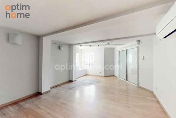 Bureau-local : salle de réunion, salle d'attente et 2 bureaux, cave, 1 studio, parkings privatif, terrasse