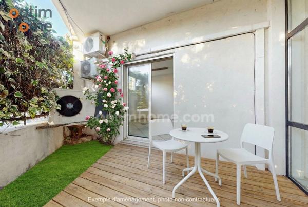 Bureau-local : salle de réunion, salle d'attente et 2 bureaux, cave, 1 studio, parkings privatif, terrasse