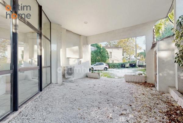 Bureau-local : salle de réunion, salle d'attente et 2 bureaux, cave, 1 studio, parkings privatif, terrasse