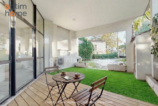 Bureau-local : salle de réunion, salle d'attente et 2 bureaux, cave, 1 studio, parkings privatif, terrasse