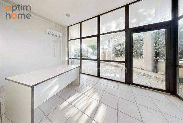 Bureau-local : salle de réunion, salle d'attente et 2 bureaux, cave, 1 studio, parkings privatif, terrasse