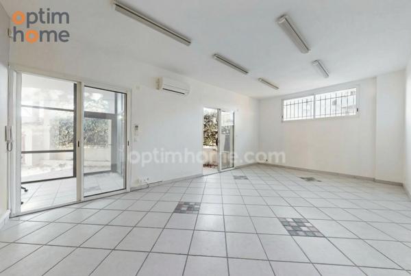 Bureau-local : salle de réunion, salle d'attente et 2 bureaux, cave, 1 studio, parkings privatif, terrasse