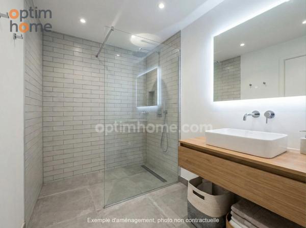 Bureau-local : salle de réunion, salle d'attente et 2 bureaux, cave, 1 studio, parkings privatif, terrasse