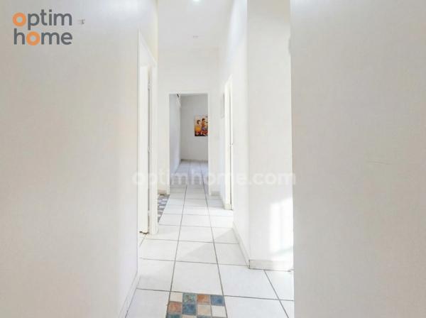 Bureau-local : salle de réunion, salle d'attente et 2 bureaux, cave, 1 studio, parkings privatif, terrasse