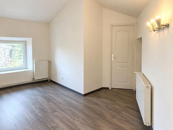Maison de ville avec balcon et cave en plein centre de Bas En Basset