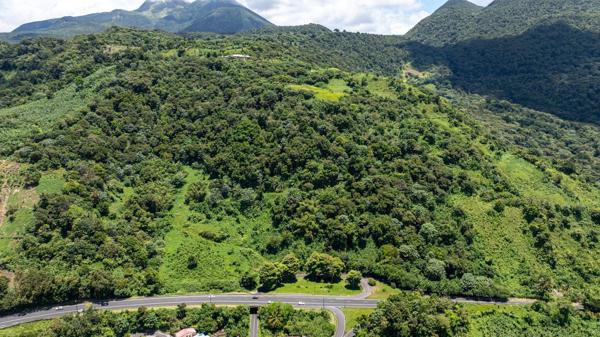 Magnifique terrain pour un projet d'envergure!