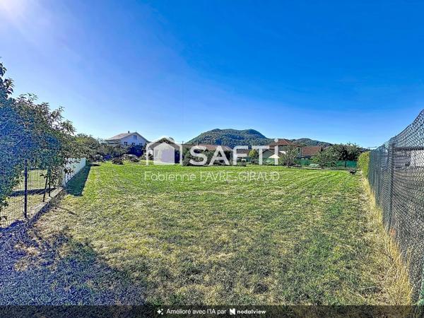 Terrain constructible 700 m², plat, emplacement privilégié au calme.