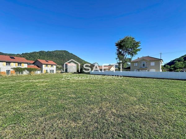 Terrain constructible 700 m², plat, emplacement privilégié au calme.