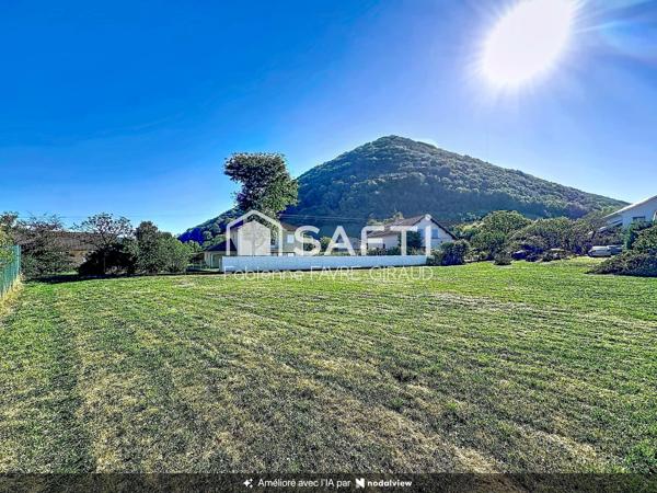 Terrain constructible 700 m², plat, emplacement privilégié au calme.