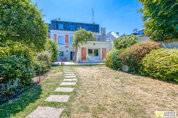 Versailles Saint-Louis Maison 7 pièces 235 m² au sol (181.52 m² habitables) sur parcelle d'environ 350 m² €2 184 000 ** - Référence 25333