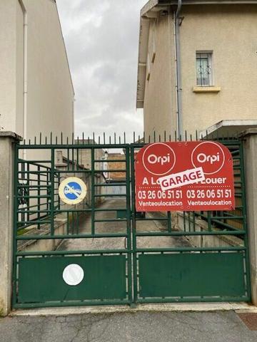 Stationnement à louer    Reims