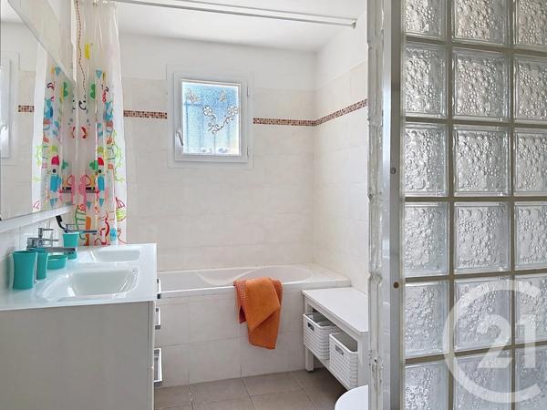 Maison à vendre  7 pièces - 142 m 2   CHATEAURENARD  - 13