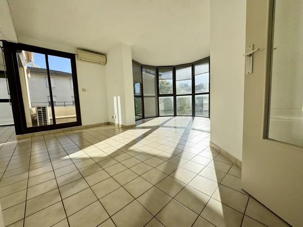 Appartement 90 m² Troisième avec Ascenseur  , terrasses, parking sécurisé à Nîmes Jean Jaures Puech Duteil