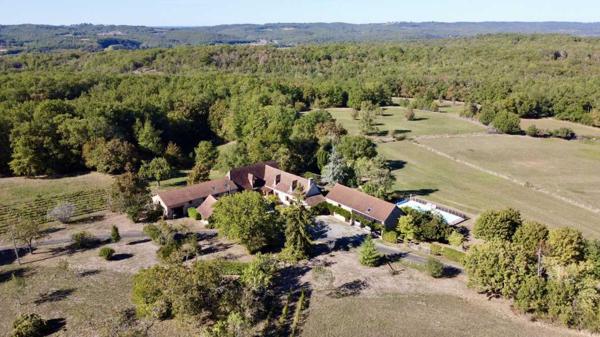 Maison ancienne - Thenon Dans un cadre exceptionel , propriété de caractère composée d'une maison prinicpale de 344 m² habitables, un gîte, des dépendances, d'une piscine et 4 ha de terrain.