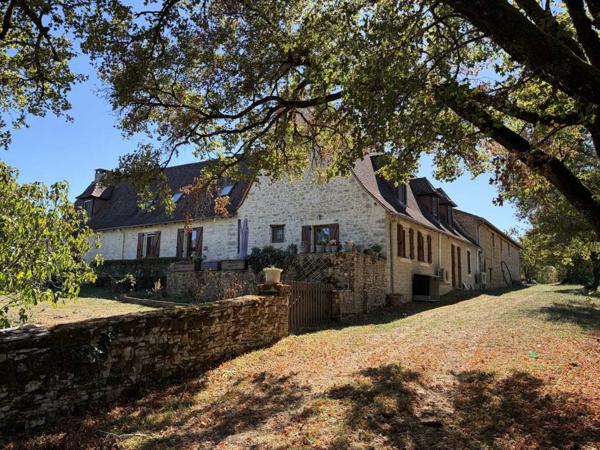 Maison ancienne - Thenon Dans un cadre exceptionel , propriété de caractère composée d'une maison prinicpale de 344 m² habitables, un gîte, des dépendances, d'une piscine et 4 ha de terrain.